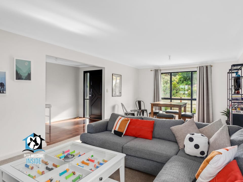 Communal lounge/ TV room, TV and multimedia, Living room, Decorative detail, Decorative detail, Seating area, Evening entertainment, hair dresser