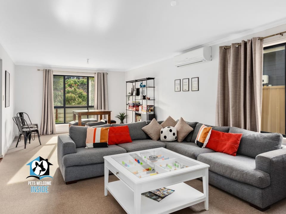 TV and multimedia, Living room, Decorative detail, Seating area, Entertainment, Family, Family, hair dresser, air conditioner