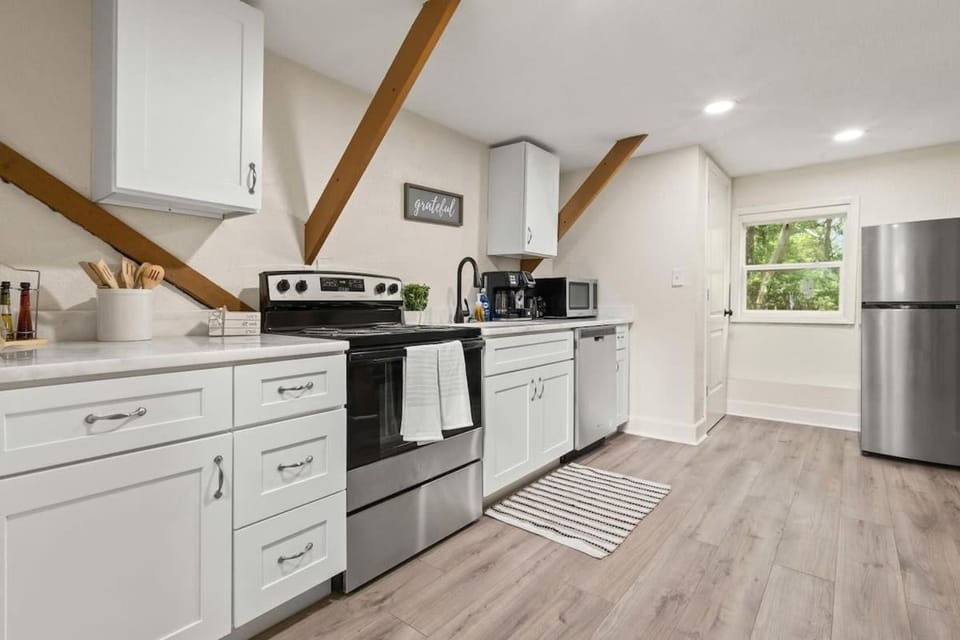 The Lily Pad Modern Cottage In The City Apartment in Mobile