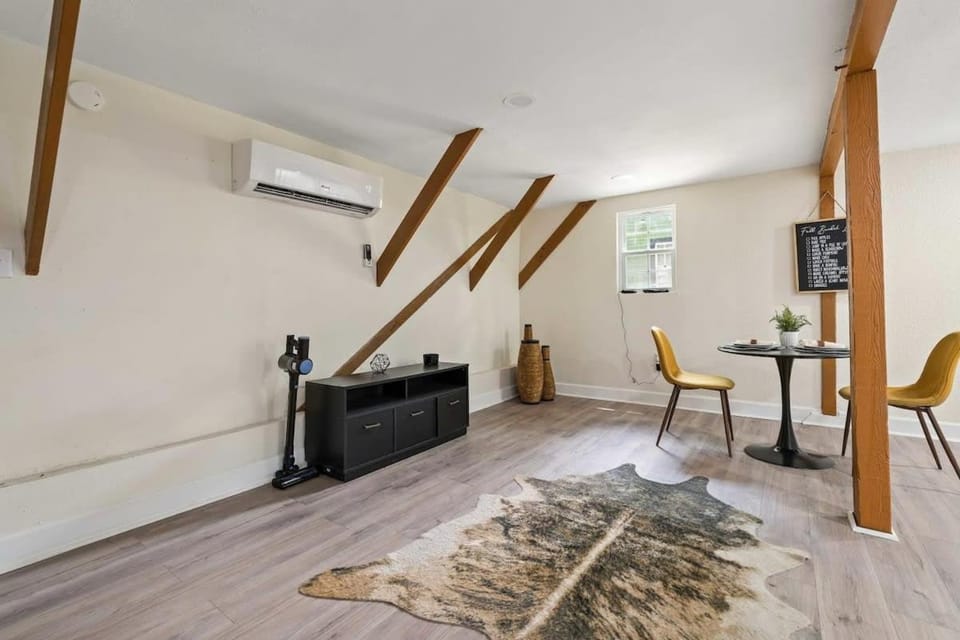 The Lily Pad Modern Cottage In The City Apartment in Mobile