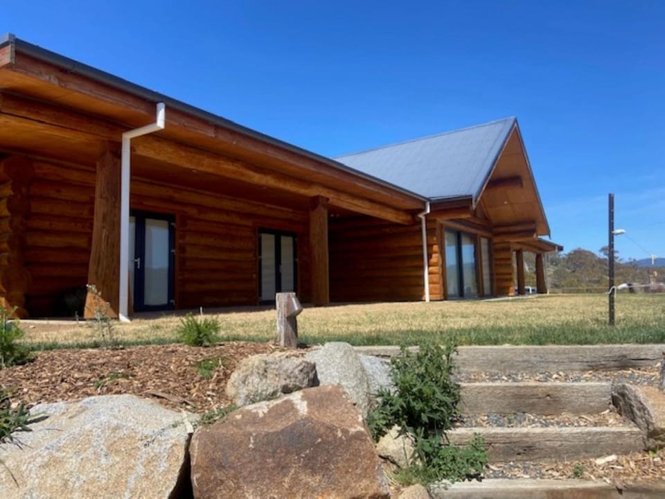The Log House - Jindabyne Country House in Jindabyne