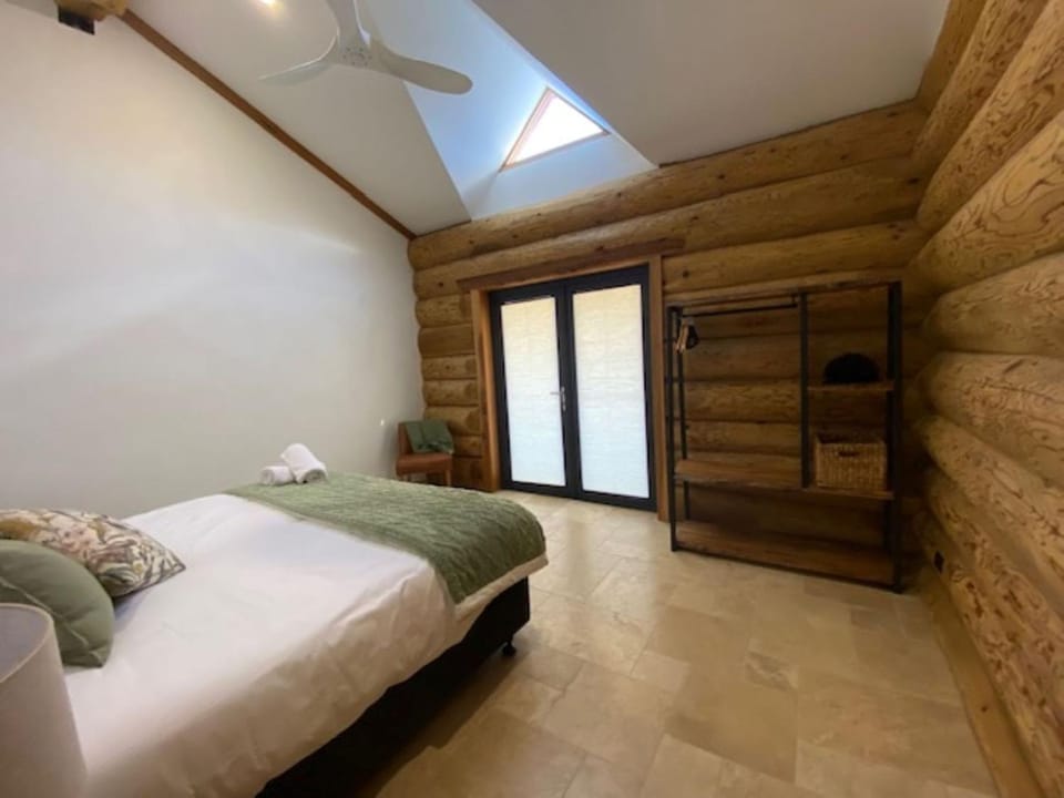 The Log House - Jindabyne Country House in Jindabyne