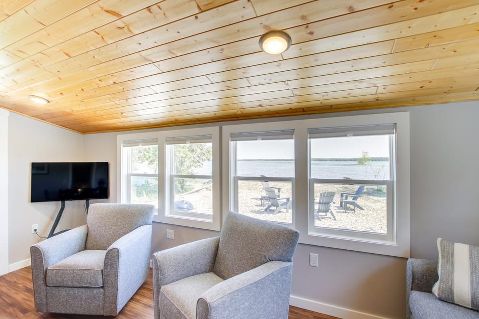 Baileys Harbor Waterfront Vacation Rental w/ Grill House in Door County