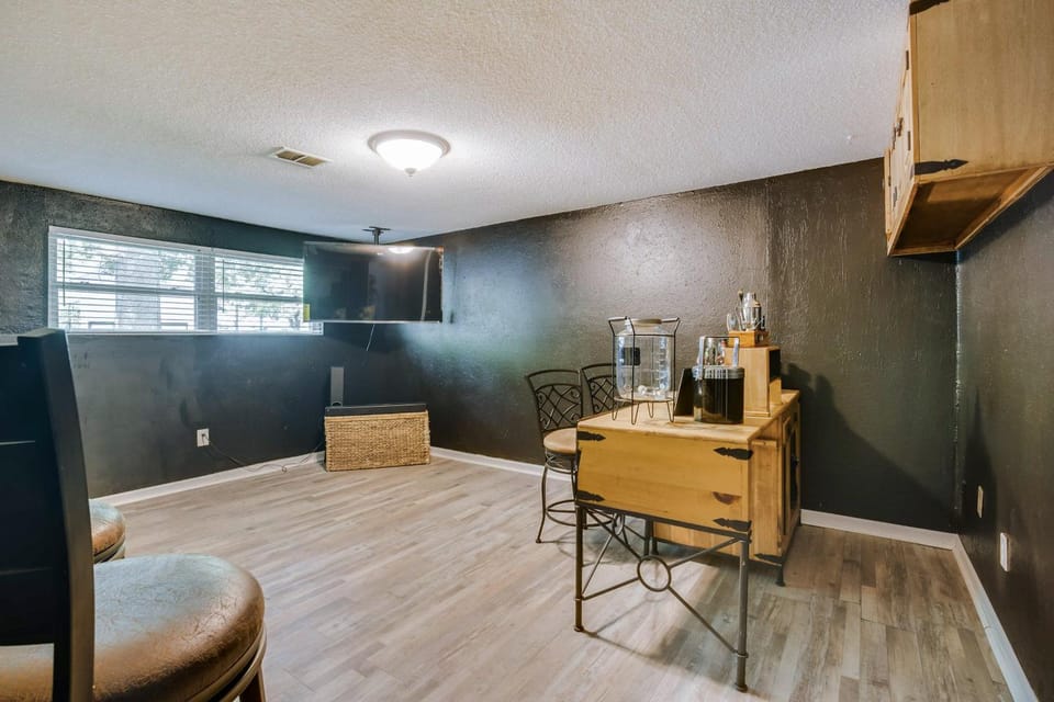 Cozy Missouri Retreat w/ Deck & Grill, Near Hiking House in Lees Summit