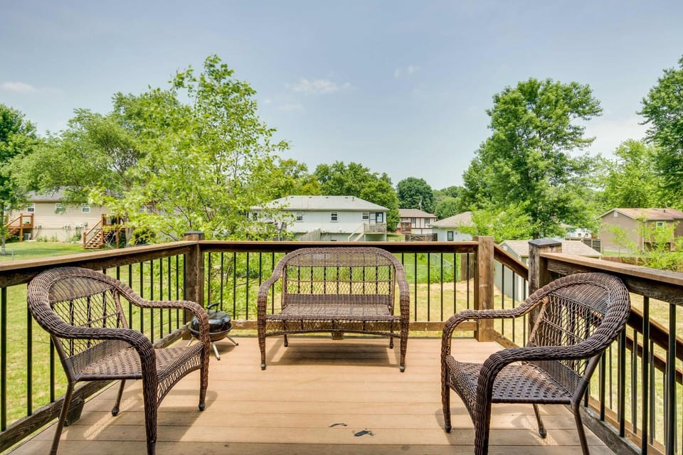 Cozy Missouri Retreat w/ Deck & Grill, Near Hiking House in Lees Summit