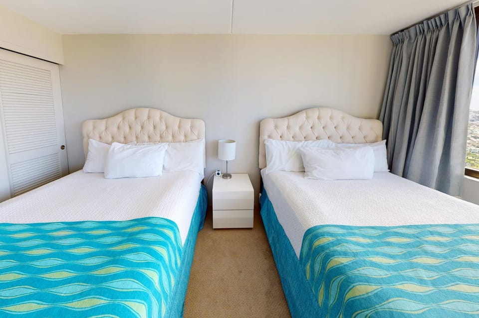 Sleek & Modern 32nd Floor Condo at the Waikiki Banyan - Free parking! Apartment in Honolulu