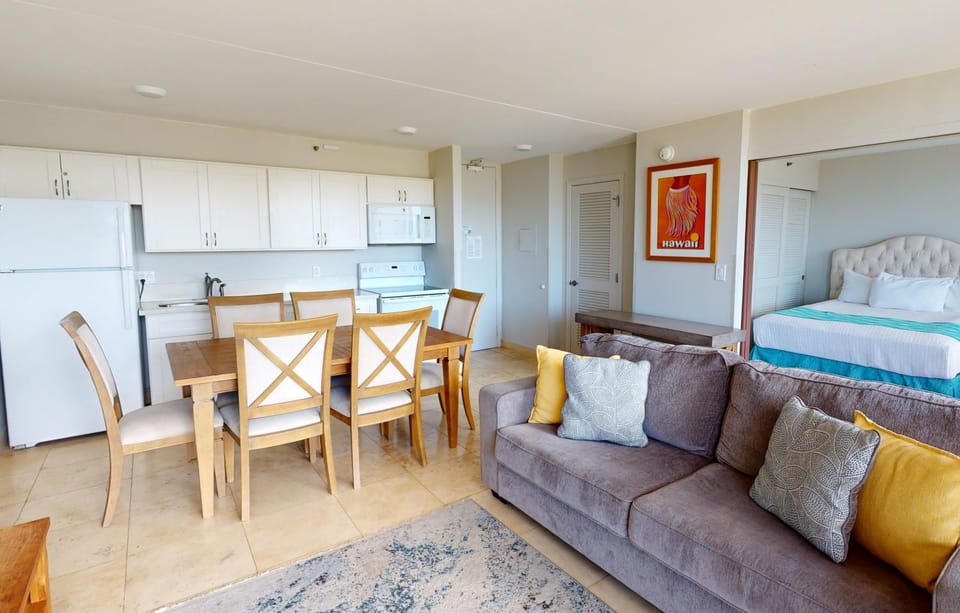 Sleek & Modern 32nd Floor Condo at the Waikiki Banyan - Free parking! Apartment in Honolulu