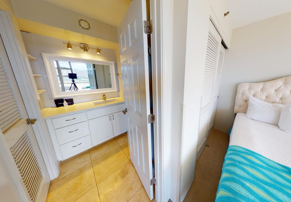 Sleek & Modern 32nd Floor Condo at the Waikiki Banyan - Free parking! Apartment in Honolulu