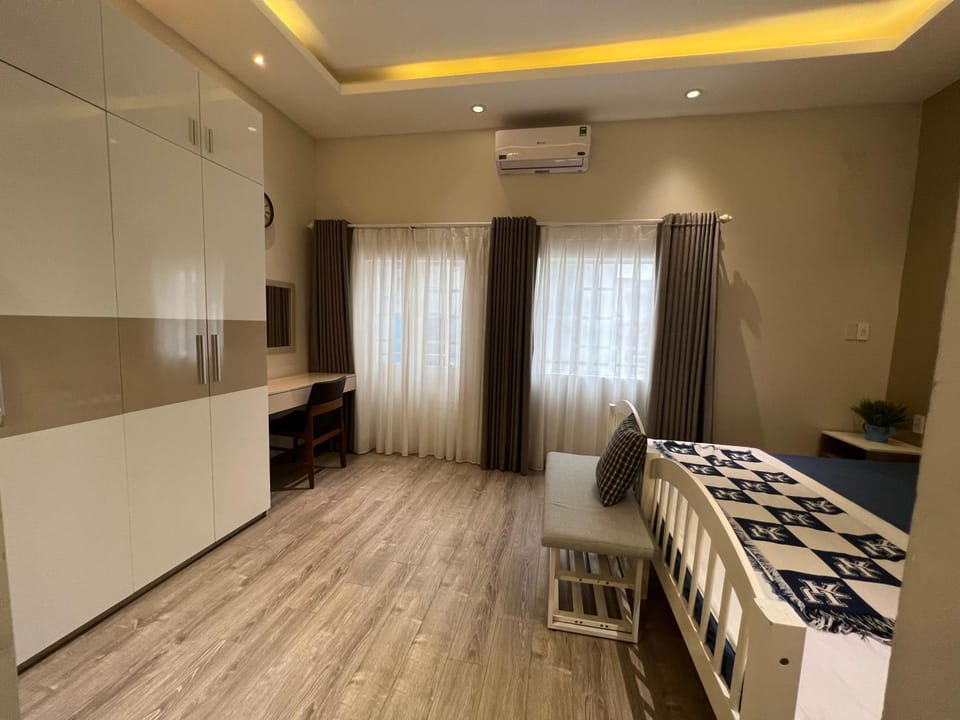 Bed, TV and multimedia, Photo of the whole room, Seating area, Bedroom, hair dresser, wardrobe, air conditioner