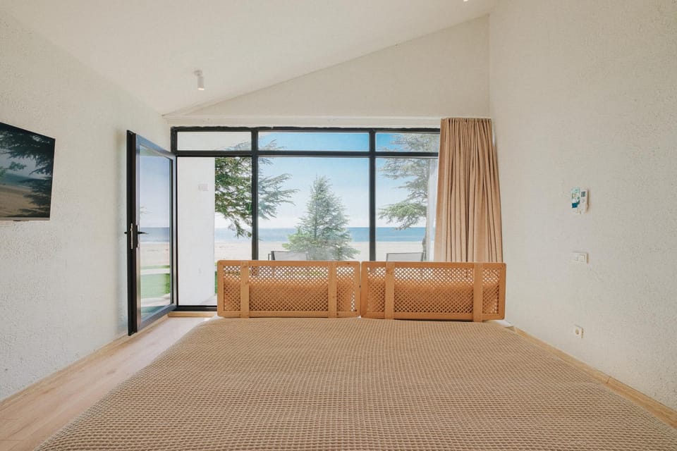 Photo of the whole room, Sea view