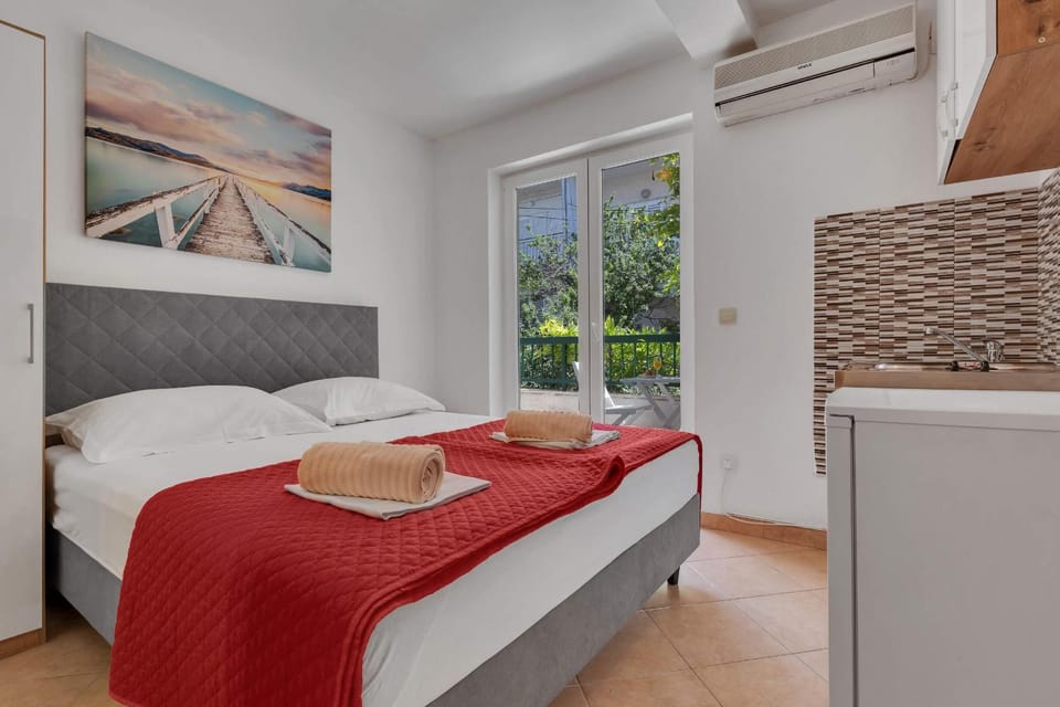 Bed, Kitchen or kitchenette, Photo of the whole room, air conditioner