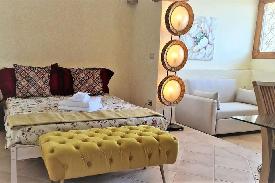 Bed, Photo of the whole room, Seating area, Bedroom