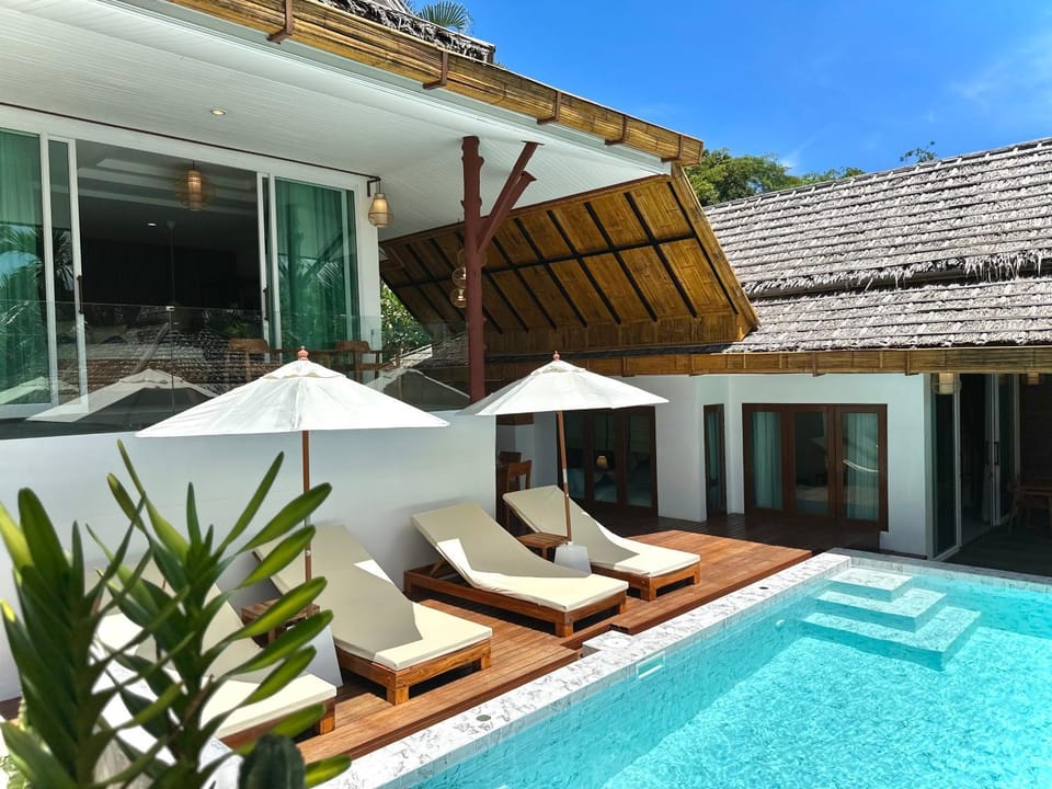 Pool view, Swimming pool, sunbed