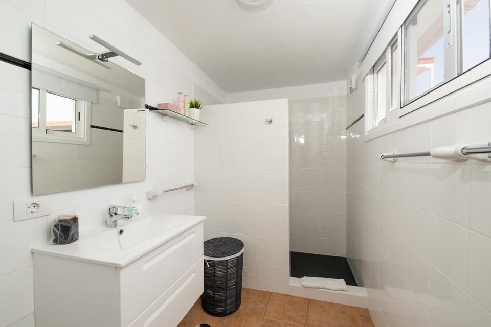 Shower, Bathroom, towels