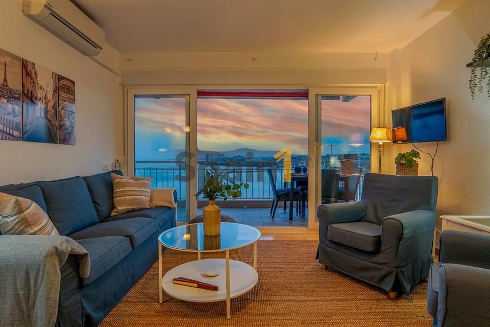 TV and multimedia, Balcony/Terrace, Living room, Seating area, Dining area