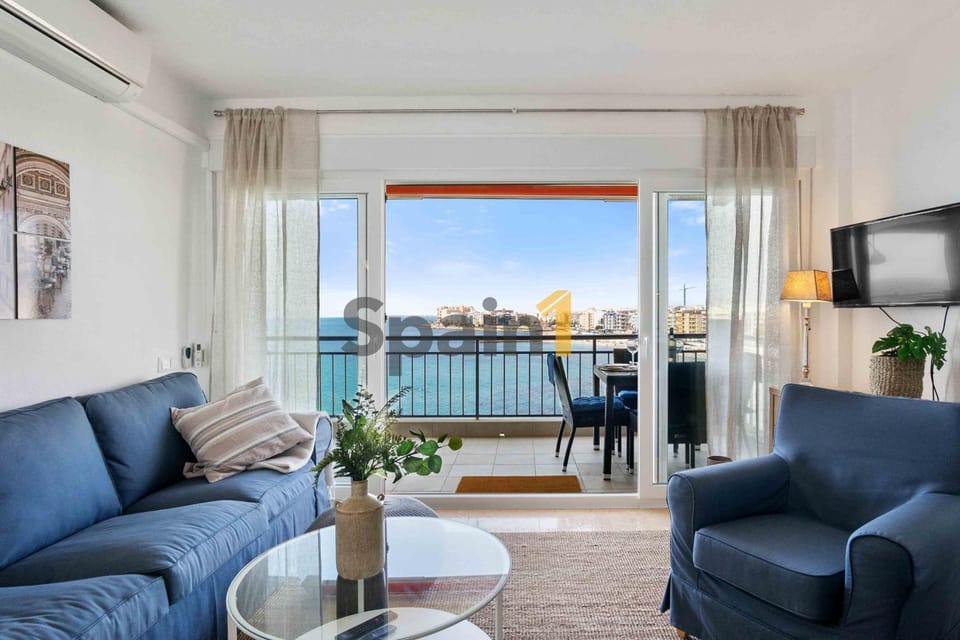 Communal lounge/ TV room, TV and multimedia, View (from property/room), Balcony/Terrace, Seating area, Sea view