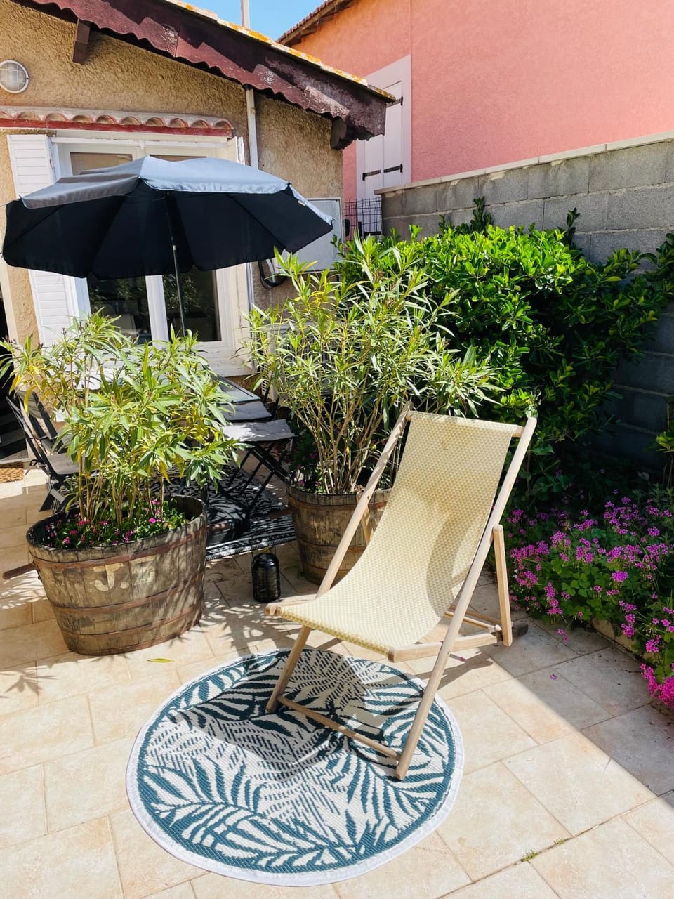 Patio, Garden, Garden view, sunbed