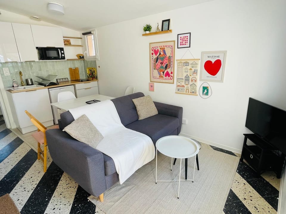 TV and multimedia, Kitchen or kitchenette, Living room, Seating area, Dining area