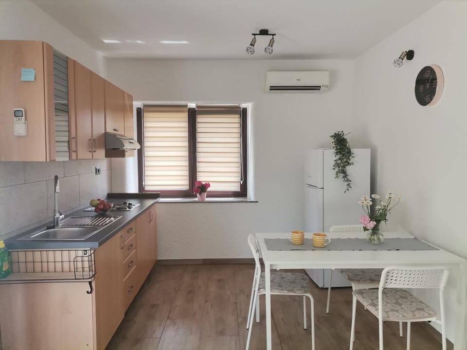 Kitchen or kitchenette, Dining area, air conditioner