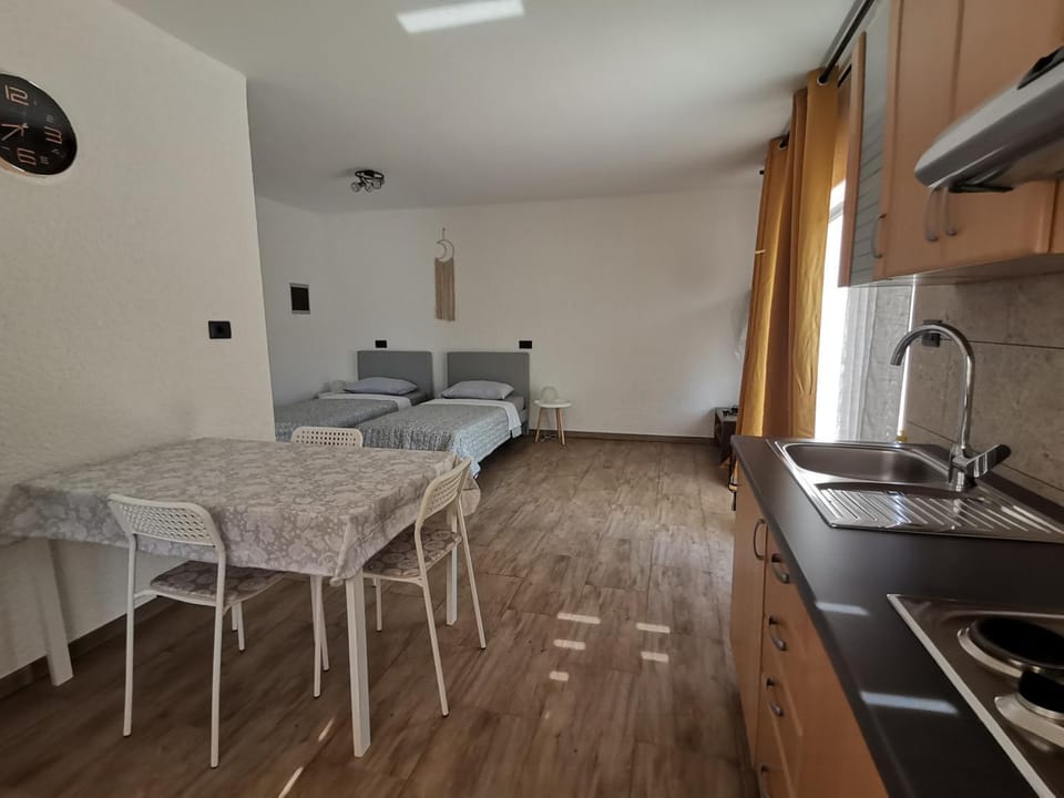 Bed, Kitchen or kitchenette, Seating area, Dining area, Bedroom