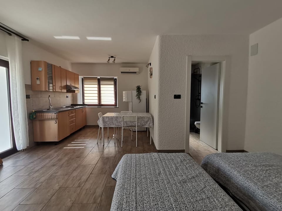 Bed, Kitchen or kitchenette, Seating area, Dining area, Bedroom, air conditioner