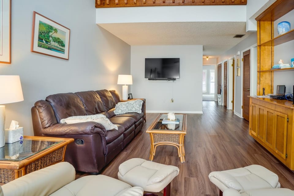 Walk to Restaurants: Downtown Leesburg Townhome! House in Leesburg