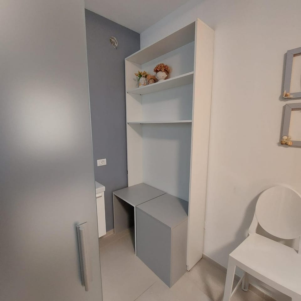 hair dresser, wardrobe