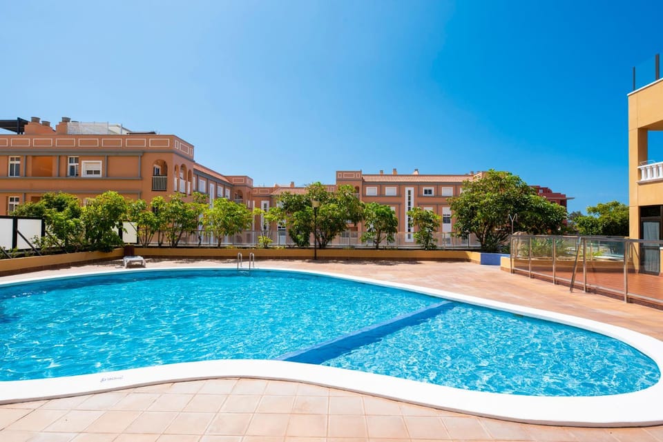 Swimming pool, sunbed