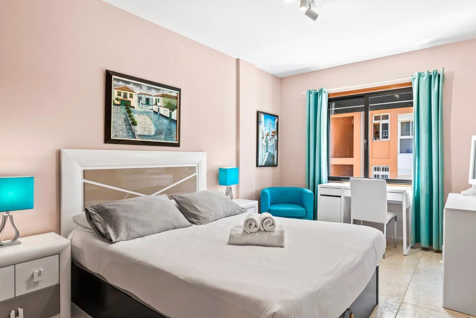 Bed, Photo of the whole room, Seating area, Bedroom