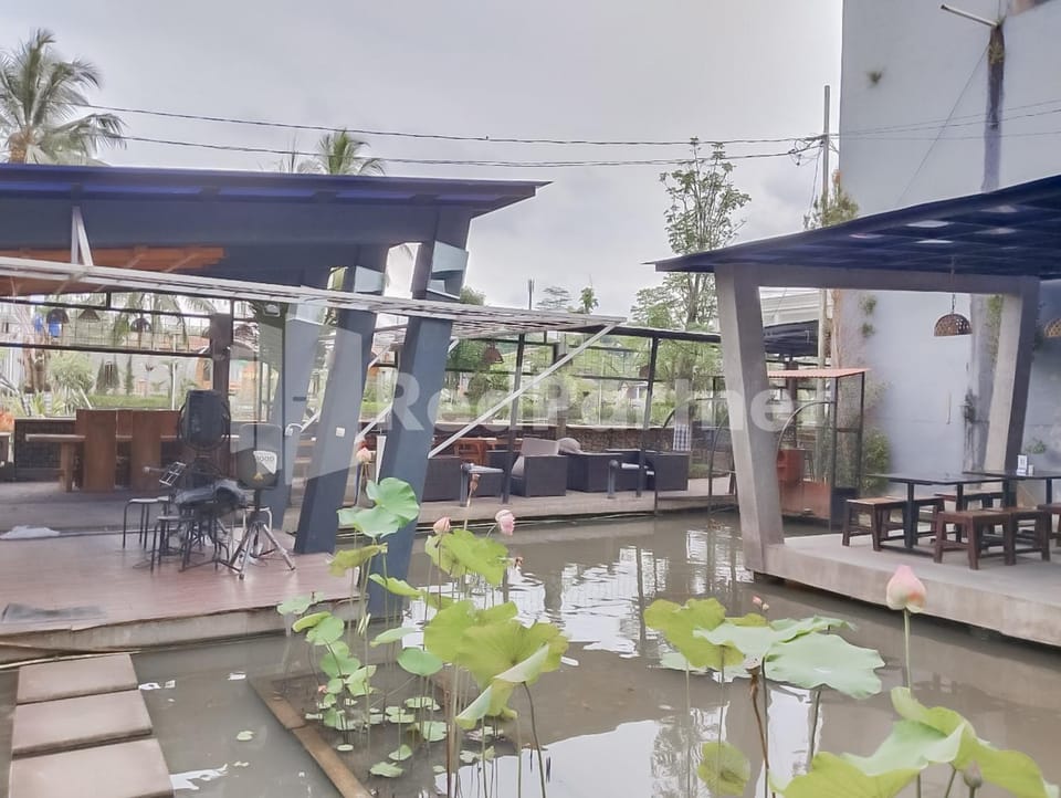 Property building, Restaurant/places to eat, Garden view