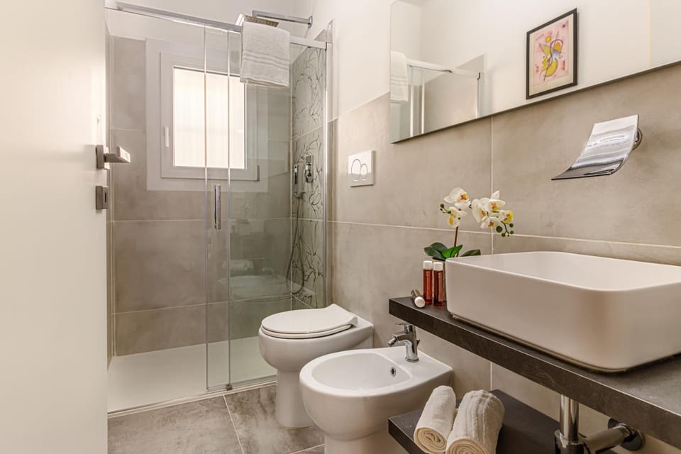 Shower, Toilet, Bathroom, bidet, towels