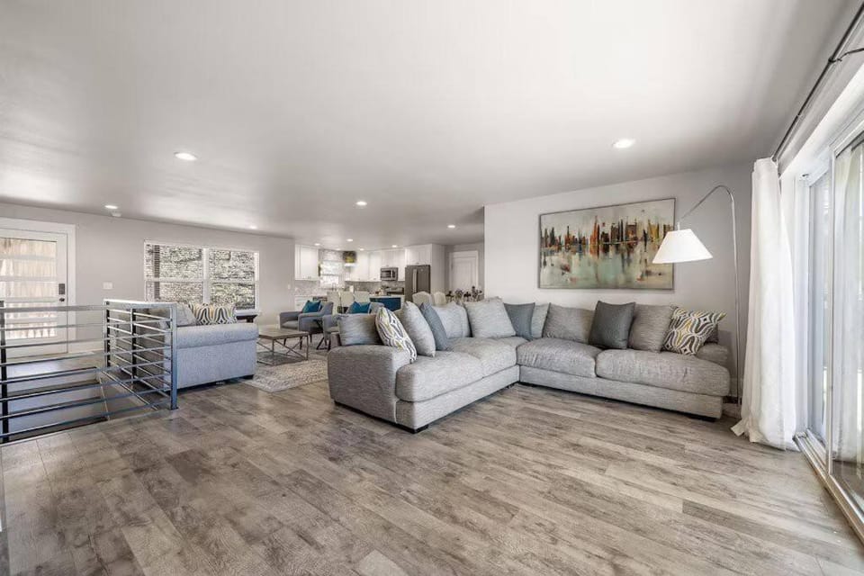 The Fox Den 4BR/3BA- Near HWY 12 Bridge-Lakefront House in Beaver Lake