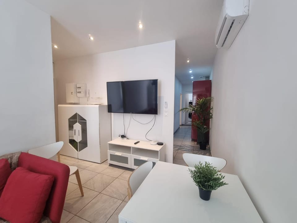 CARNIER avec Parking Apartment in Avenue du Carnier