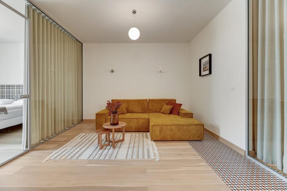 Living room, Photo of the whole room, Decorative detail, Seating area, Area and facilities