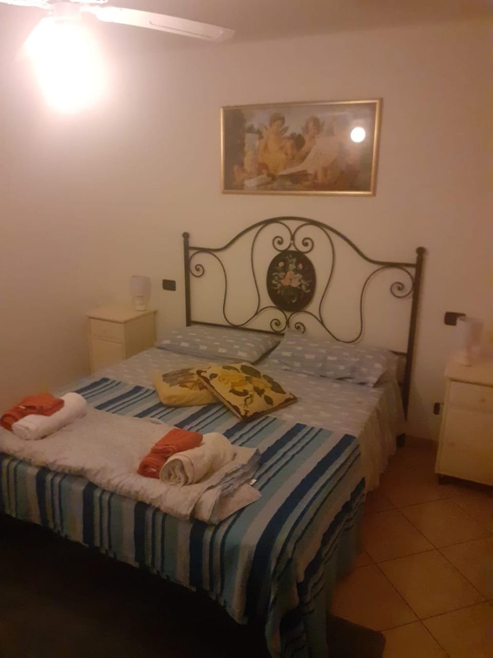 Bed, Bedroom, towels