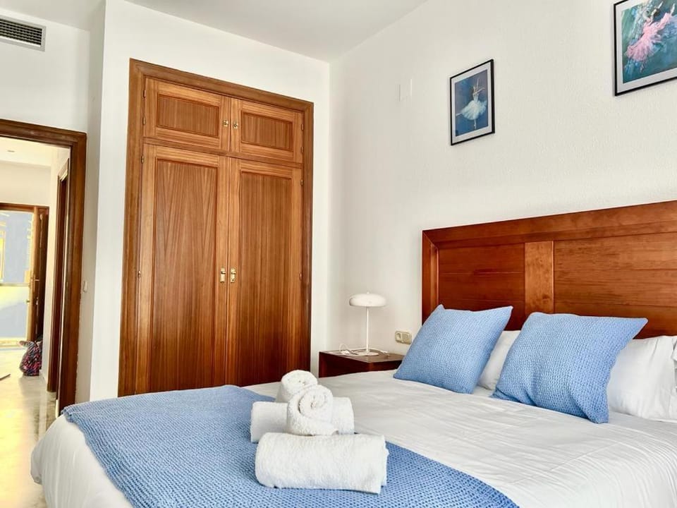 Bedroom, towels