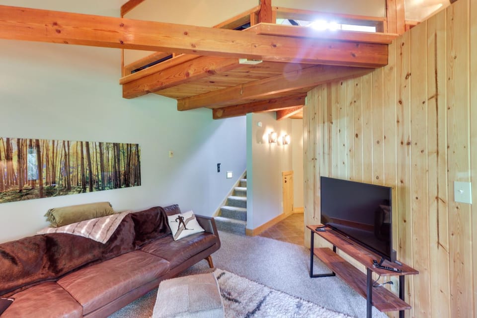 Cozy Resort Condo ~ 2 Mi to Whitefish Mtn Resort! House in Whitefish