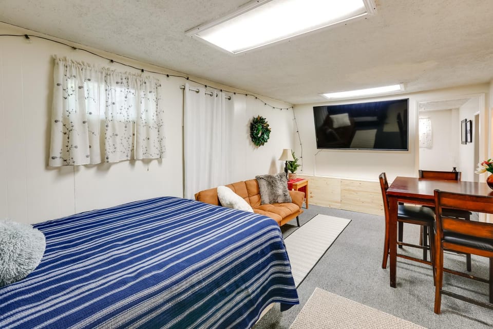 5 Mi to Museum of the North: Studio w/ Yard! Apartment in Fairbanks
