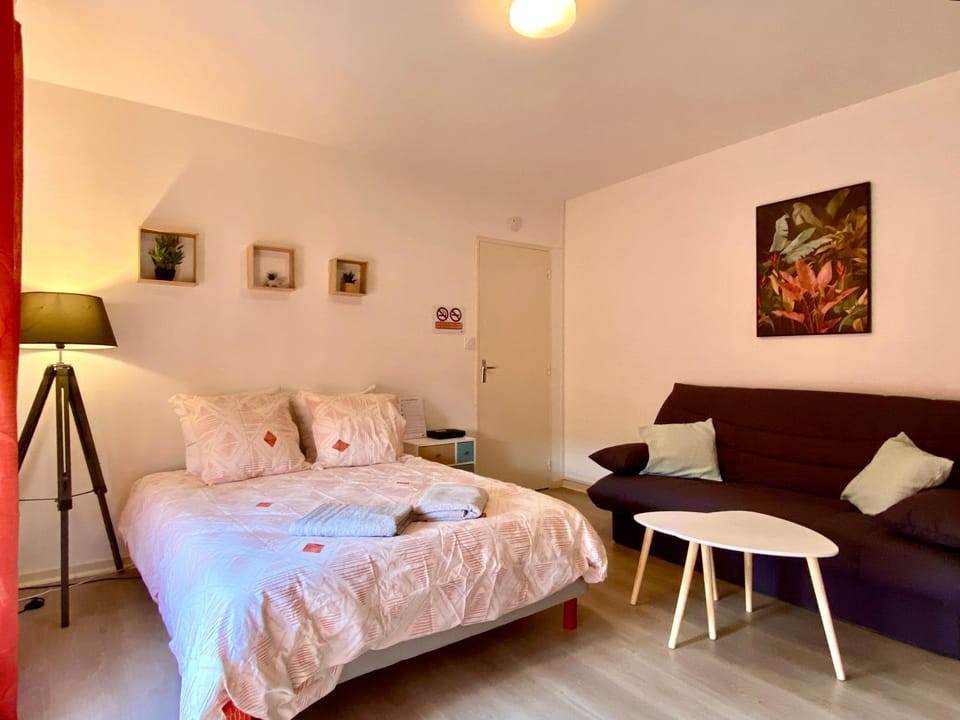 Photo of the whole room, Bedroom
