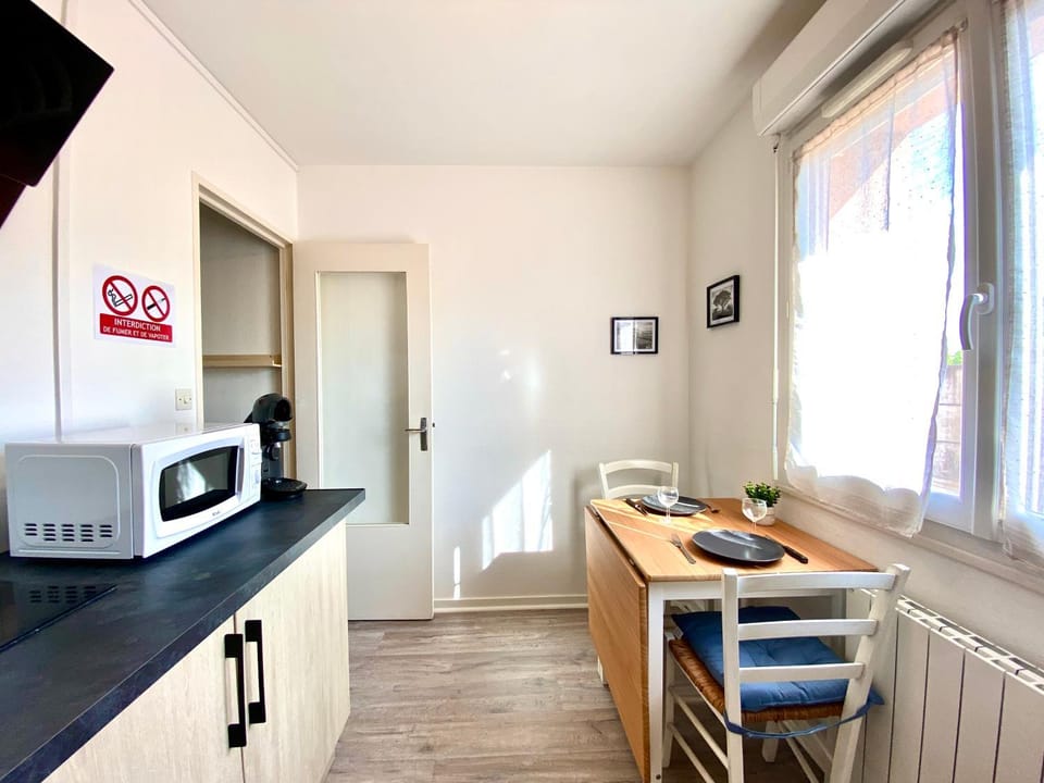 Coffee/tea facilities, Dining area, microwave, kitchen