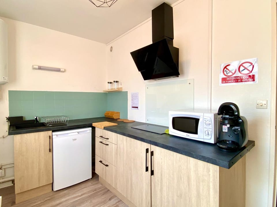 Coffee/tea facilities, microwave, stove, kitchen