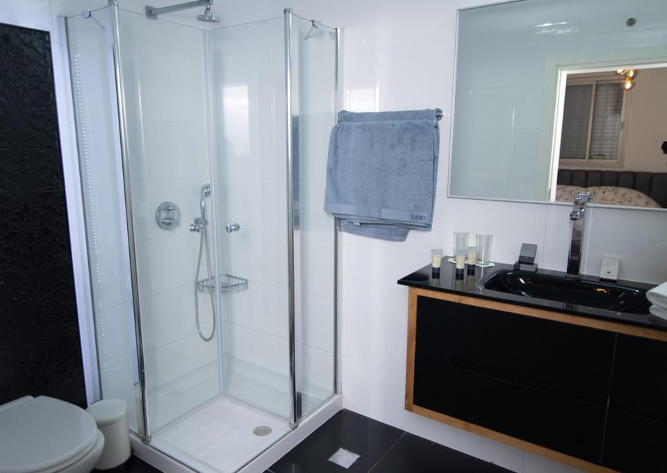 Shower, Bathroom, towels