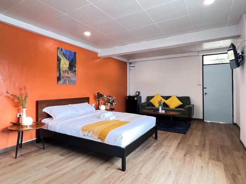 Bed, Photo of the whole room, Seating area, Bedroom