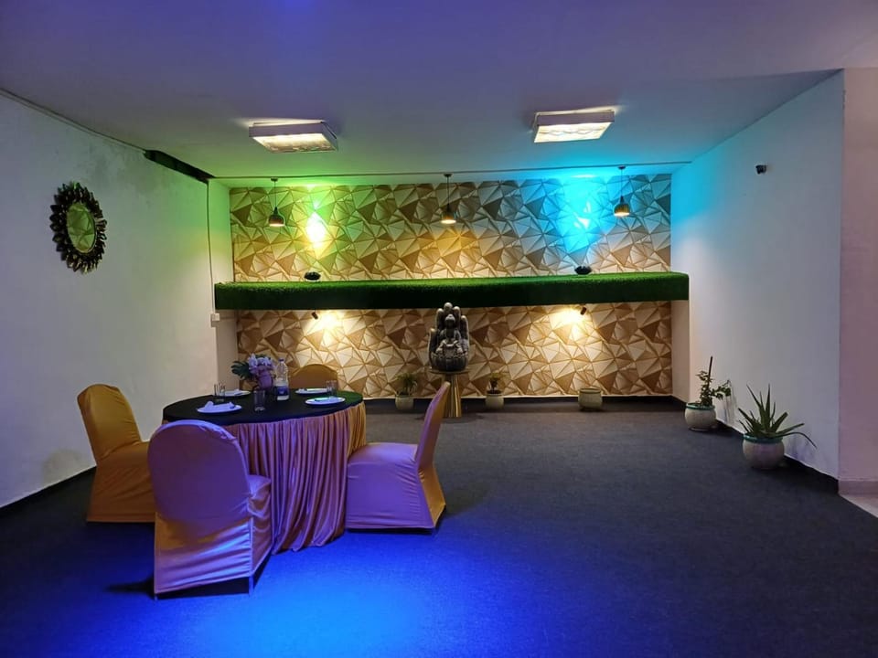 Restaurant/places to eat, Living room, Seating area