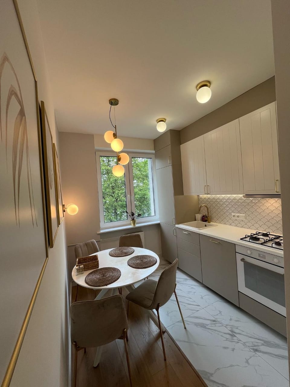 Coffee/tea facilities, Kitchen or kitchenette, Dining area, microwave, oven, stove, kitchen