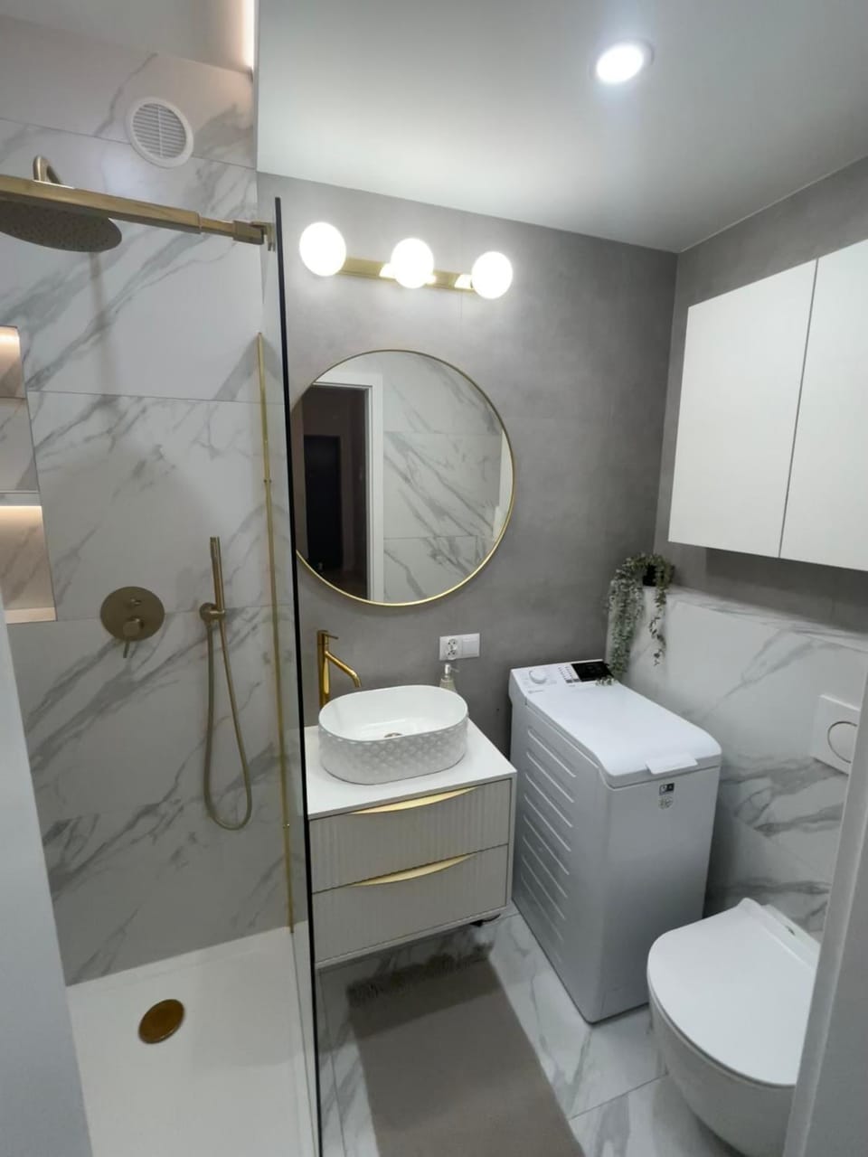 Shower, Toilet, Bathroom, flat iron, hair dryier, washing machine