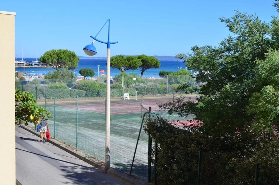 Les GRANDES ONDINES appartement avec accès direct à la plage et petite vue mer Apartment in Bormes-les-Mimosas