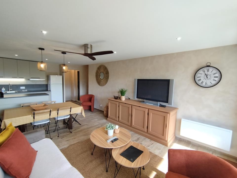 Les GRANDES ONDINES appartement avec accès direct à la plage et petite vue mer Apartment in Bormes-les-Mimosas