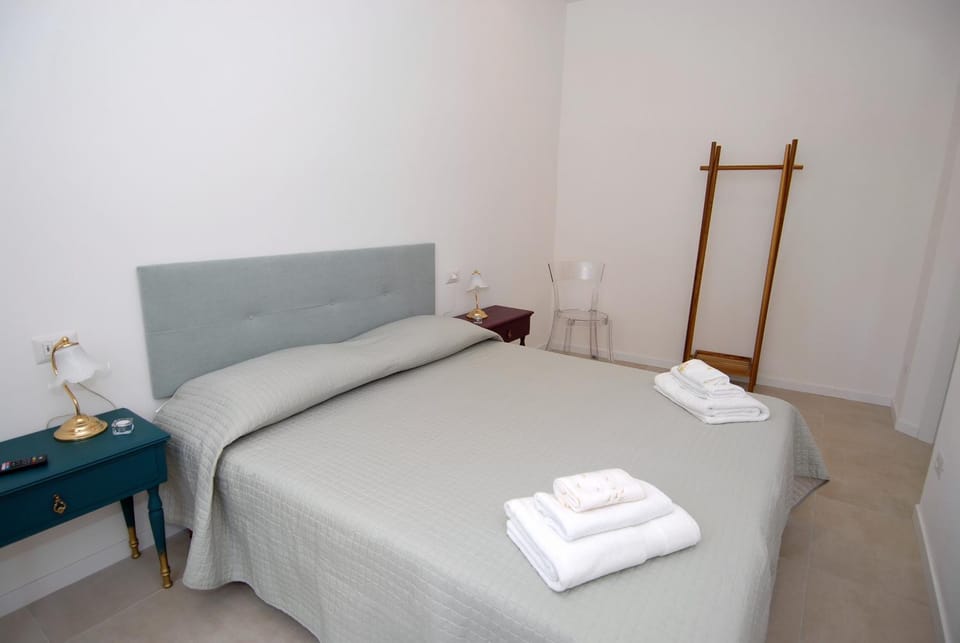 Bed, Photo of the whole room, Bedroom, towels