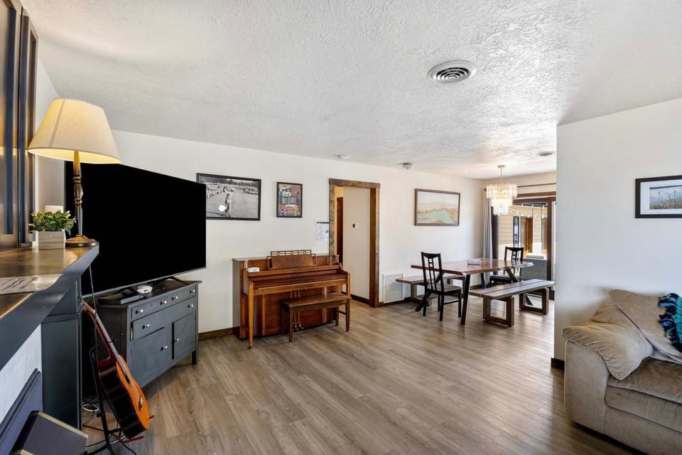 Lakefront Washington Home with Private Pool and Sauna House in Moses Lake